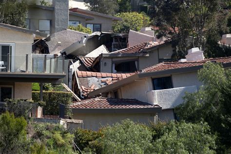 12 homes torn apart by landslide on Southern California’s Palos Verdes Peninsula